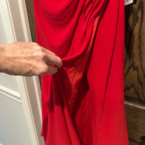 Mac Duggal Ieena Elegant Red Ruched Off-Shoulder Dress midi - Picture 5 of 6